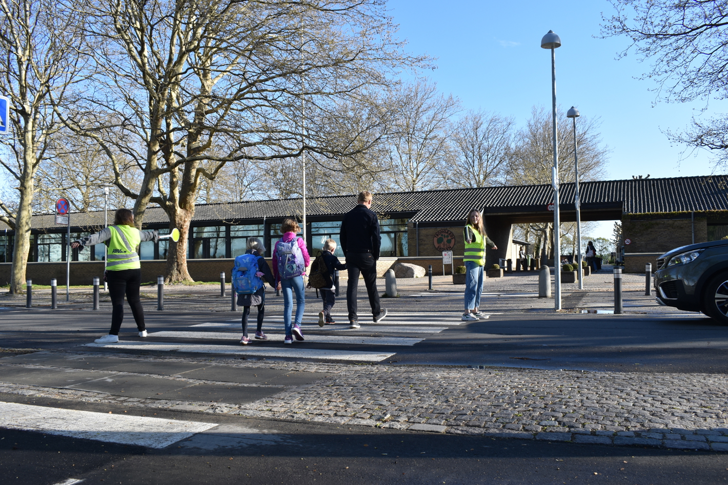 Skolepatruljen foran skoleporten på Trongårdsskolen