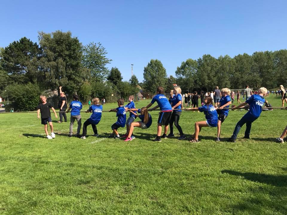 Unge til miniOL i tovtræknings konkurrence